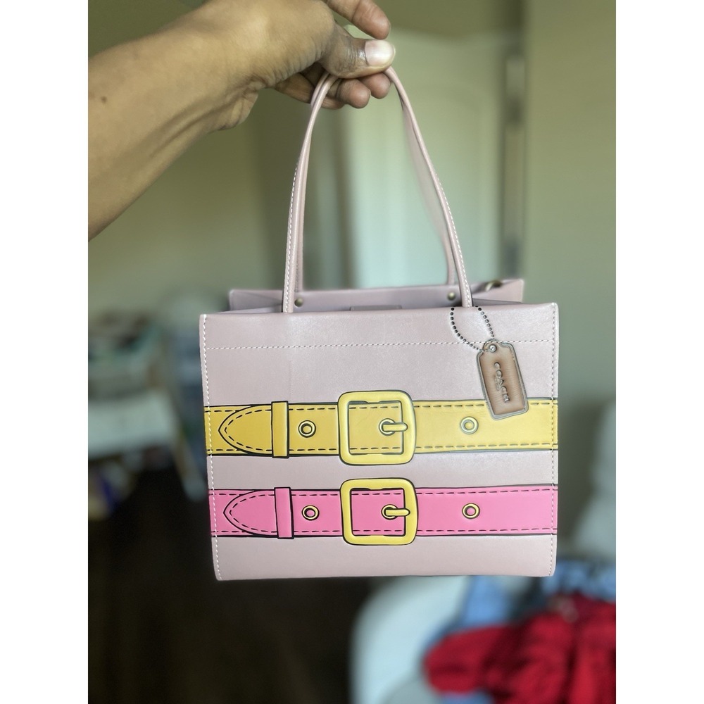 NWT Coach Cashin Carry 22 With Trompe L'oeil Print Brass/Light Blush Multi - Picture 3 of 3